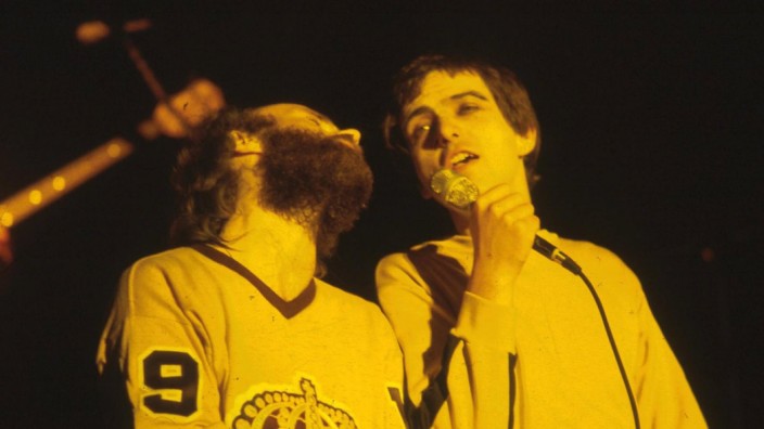 Abschied von "Genesis" in London: Phil Collins (li.) und Peter Gabriel bei einem der letzten Konzerte miteinander für "Genesis", anlässlich der "Lamb Lies Down On Broadway"-Tour Mitte der 1970er.