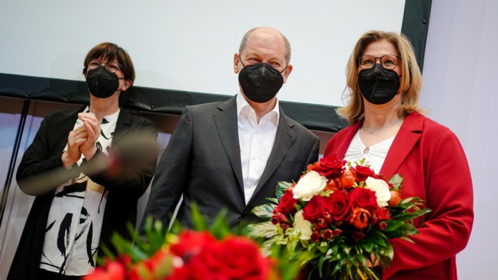 Wahl im Saarland: So sehen Sieger aus, selbst mit Maske: SPD-Chefin Saskia Esken, Bundeskanzler Olaf Scholz und die sozialdemokratische Spitzenkandidatin im Saarland, Anke Rehlinger (von links), nach dem Wahlsieg an der Saar.