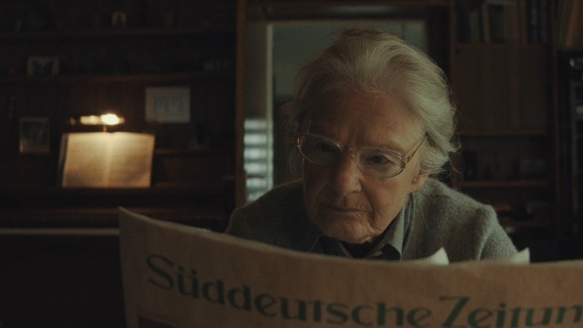 Jugendfilmfestival: In "Zu alt, um jung zu sein" kommt die 78-Jährige Elsa bei der Zeitungslektüre auf eine zündende Idee.
