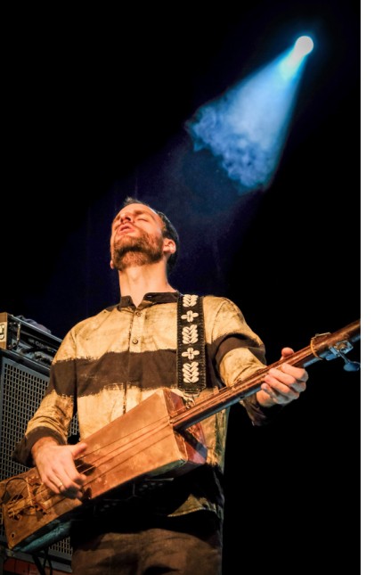 Festival-Bilanz: Schluss- und Höhepunkt: Bassist Lukas Kranzelbinder (hier mit einer Gimbri) und sein Septett "Shake Stew".