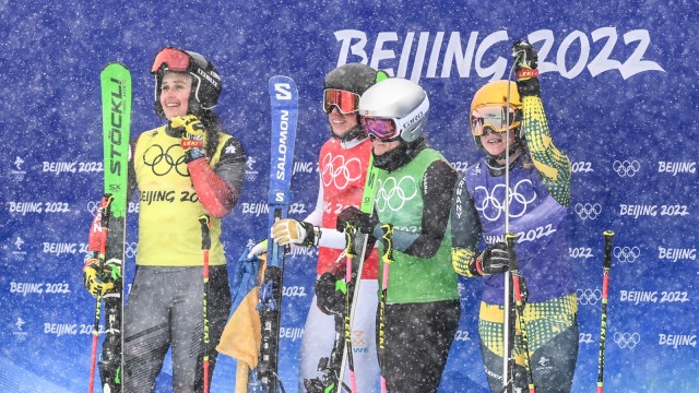 Skicrosserin Daniela Meier: Warten auf den Videobeweis (von rechts): Daniela Maier, Fanny Smith, Olympiasiegerin Sandra Näslund a Schweden und die zweitplatzierte Kanadierin Marielle Thompson im Ziel des Snowcross-Wettbewerbs bei den Spielen in Peking.