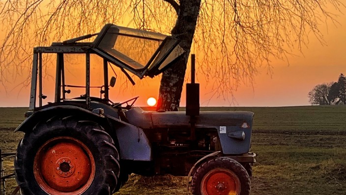 Mittelstetten: Bei Sonnenuntergang kann selbst ein Traktor romantisch wirken.