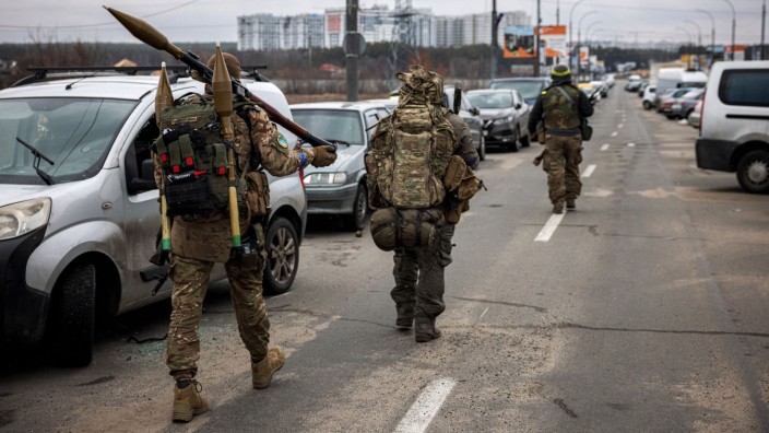 SZ am Morgen: Ukrainische Soldaten auf dem Weg nach Irpin.