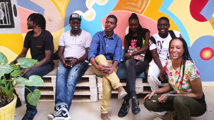 Senegal: Amadou Fall Ba (Bildmitte, mit blauem Hemd), Gründer des Senegal Training Campus, im Gespräch mit Studentinnen und Studenten.