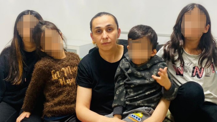 Asylverfahren in Augsburg: Aişe Kazankıran und ihre vier Kinder. Seit der Vater abgeschoben wurde, ist die Familie in der Region Augsburg untergetaucht.