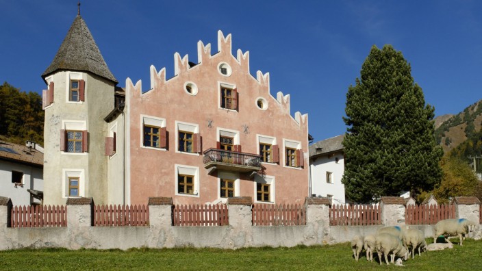 Südtirol: Der Ansitz Plawenn steht in einem Dorf mit 38 Einwohnern. Der Kulturverein, zu dem auch das Gasthaus gehört, zählt aber 1000 Mitglieder aus 27 Ländern.