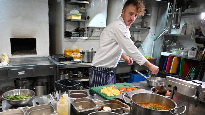 Ukrainischer Küchenchef: Make Borschtsch Not War: Ievgen Klopotenko beim Zubereiten des berühmten Eintopfs, den er für absolut Welterbe-würdig hält.