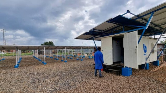 Entwicklungshilfe: Ein Mini-Grid in der demokratischen Republik Kongo - ein mit Solarenergie betriebenes kleines Stromnetz.