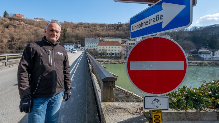 Urteil des Verwaltungsgerichts: Hannes Preishuber steht an der Grenzbrücke von Burghausen nach Österreich. Der Unternehmer aus Österreich klagte gegen die Einbahnstraßen-Regelung. Und war erfolgreich.