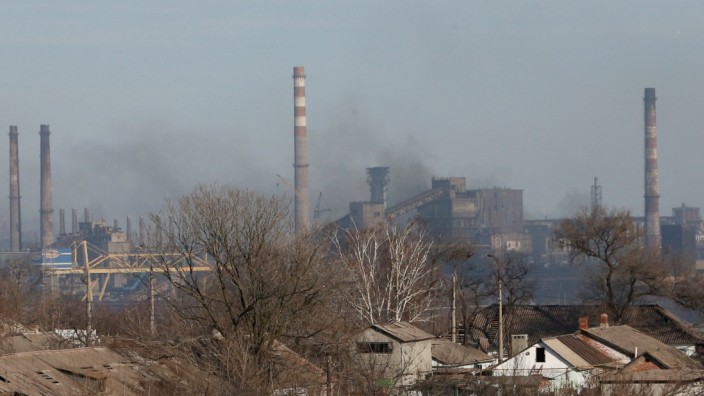 Ukraine: Auch am Montag stieg Rauch über dem Kombinat Asow-Stahl in Mariupol auf.