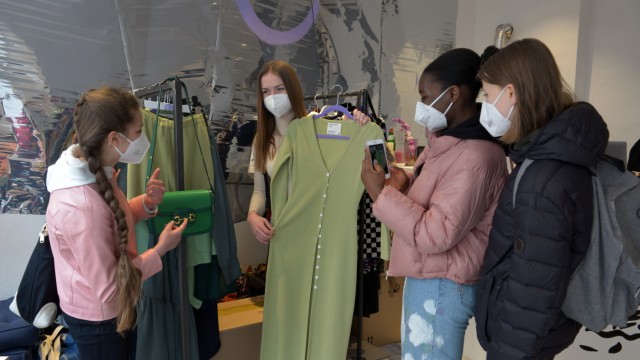 Bildung in München: Die vier Schülerinnen sind von dem Konzept, sich hochwertige Kleidung zu mieten statt zu kaufen, auf Anhieb begeistert.