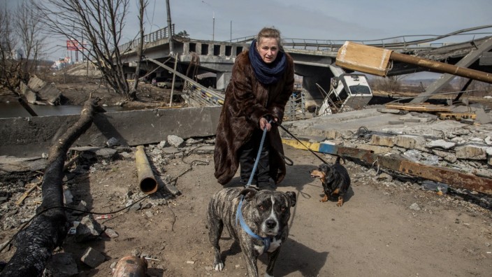 Irpin in der Ukraine: Irpin ist eine Trümmerlandschaft, auch die Brücke wurde zerstört. Am Montagabend begann das ukrainische Militär, die Stadt zu evakuieren.