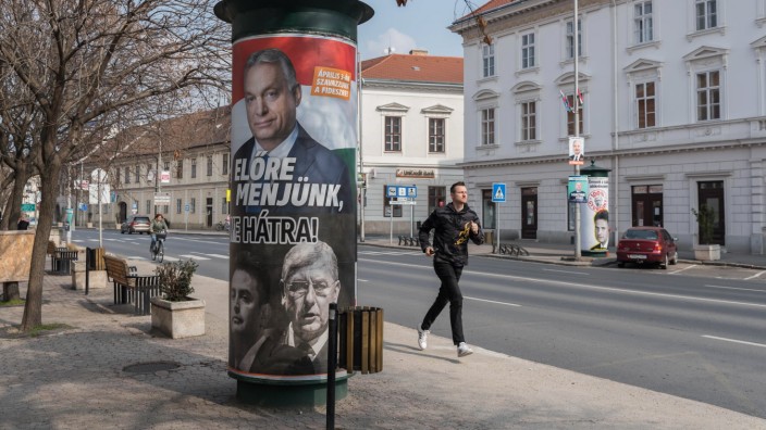 Ungarn: Viktor Orbán oben, Oppositionsführer Péter Márki-Zay unten links: Wahlplakate in Mosonmagyaróvár in einer Anordnung wie von der Regierung erdacht.