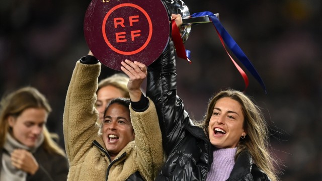 Champions League: Diesen Titel haben die Katalaninnen bereits erfolgreich verteidigt: Marta Torrejon (links) und Alexia Putellas feiern die Meisterschaft.