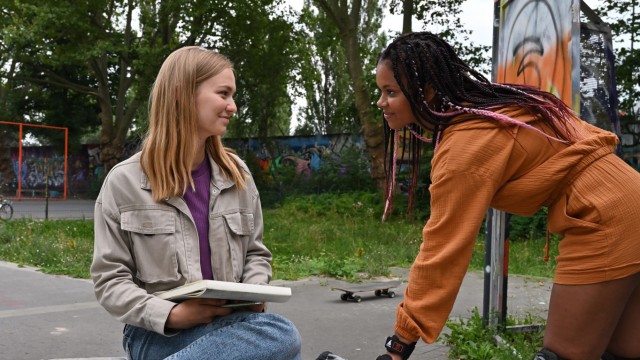 Fernsehfilm im Ersten: Gabrielles Schwester, die 16-jährige Ava (Seyna Sylla, rechts) freundet sich mit Laura (Rika Schlegel) an, die an ihrer Schule gemobbt wird.
