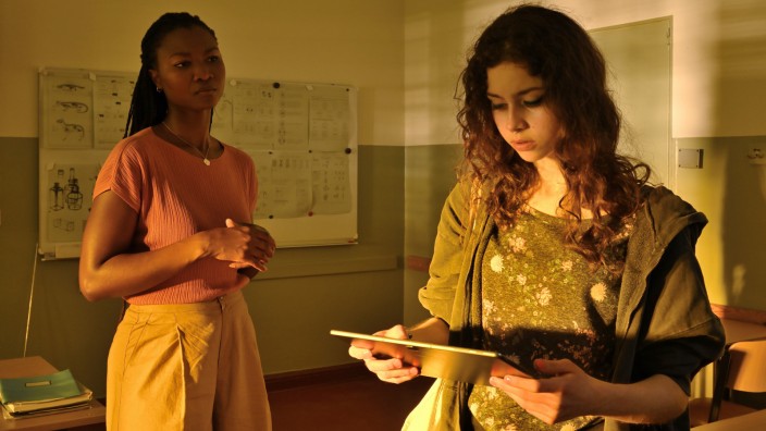 Fernsehfilm im Ersten: Die junge Deutschlehrerin Gabrielle (Victoire Laly, links) glaubt, dass ihre Schüler über einen rätselhaften Suizid in ihrer Klasse mehr wissen, als sie zugeben.
