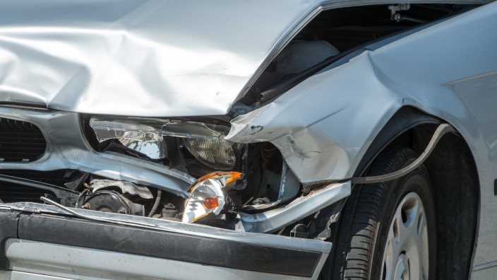 Autoversicherung: Ein Blechschaden nach einem Unfall. Ohne Versicherung kann die Reparatur sehr teuer werden.