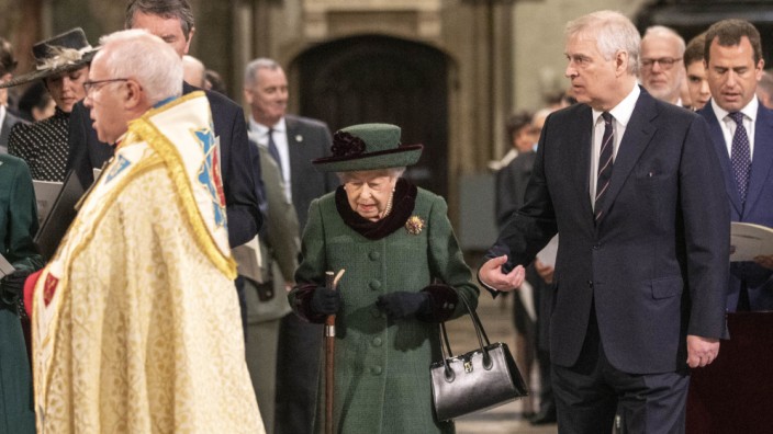 Gedenkfeier für Prinz Philip: Die Queen und Prinz Andrew beim Einzug in die Westminster Abbey.