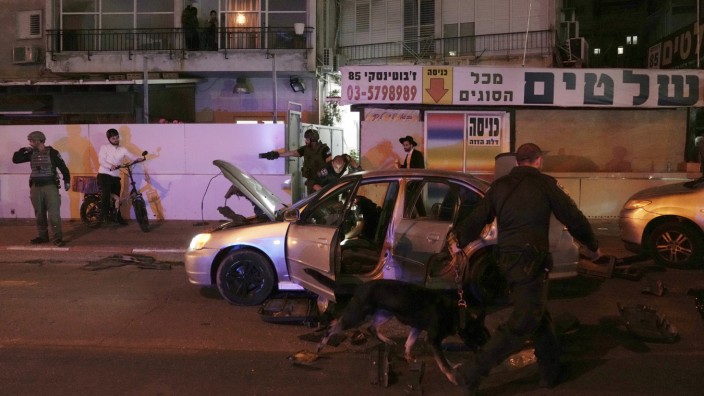 Israel: Nach den tödlichen Schüssen in Bnei Brak durchsucht die Polizei Fahrzeuge in dem Vorort von Tel Aviv.