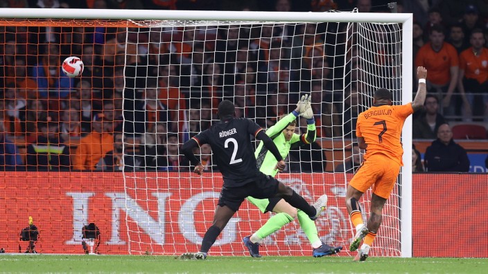 1:1 gegen die Niederlande: Steven Bergwijn trifft zum 1:1 gegen Manuel Neuer.