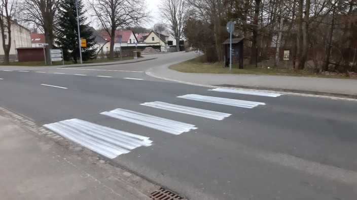 Straßenverkehr: Nicht ganz linientreu: Selbstgemalter Zebrastreifen in der Nähe einer Schule in Niepars bei Stralsund.