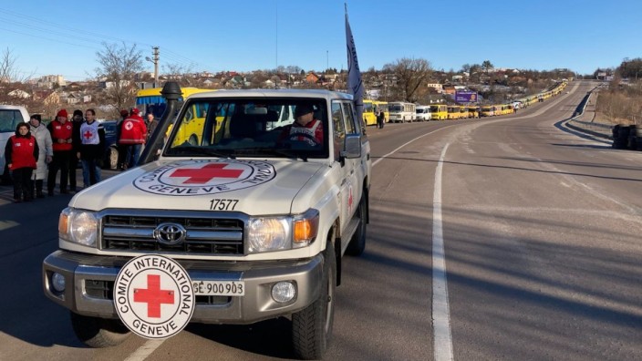 Krieg in der Ukraine: Mitarbeiter des Roten Kreuzes bei der Evakuierung von Sumy