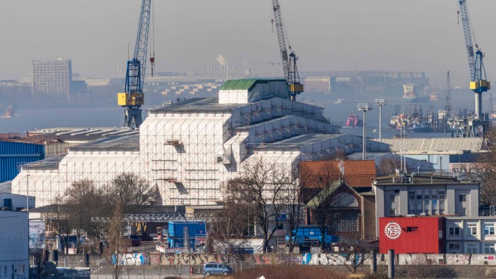 Russland-Sanktionen: Verhüllungsversuch: Ein gigantisches, mit Planen bedecktes Gerüst versteckt die 500-Millionen-Yacht "Dilbar" im Hamburger Hafen.