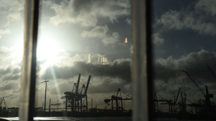 Wirtschaft und Konjunktur: Ein Hafen in der Abendsonne
