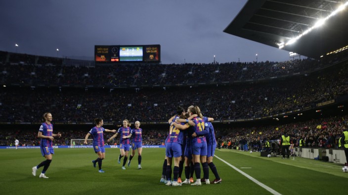 Champions League: Volles Haus in Barcelona: So viele Menschen wie am Mittwochabend im Camp Nou sind noch nie zu einem Frauen-Fußballspiel gekommen.