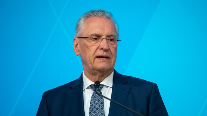 Innenminister: Der bayerische Innenminister Joachim Herrmann (CSU) fordert vom Bund eine aktualisierte Lagebeurteilung zur Situation in Iran.