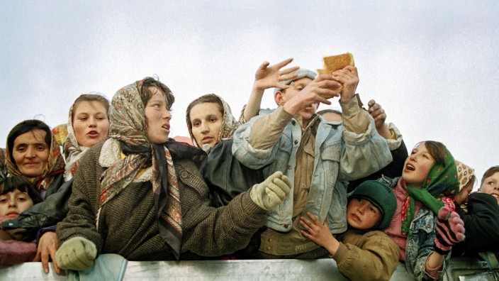 Ukraine: Mut der Verzweiflung: Geflüchtete Frauen und Kinder aus der Muslim-Enklave in Srebrenica bei der Essensausgabe in Bosnien im März 1993.