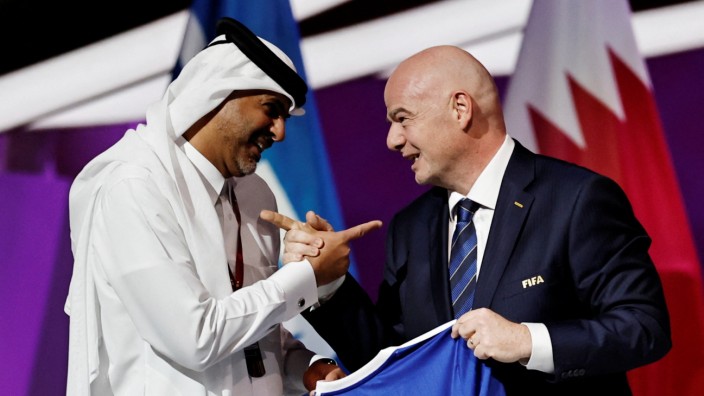 Pläne für Fußball-Weltmeisterschaft: Gianni Infantino mit Katars Premier Khalid bin Khalifa bin Abdul Aziz al-Thani. Der Fifa-Boss überraschte auf dem Kongress in Doha.