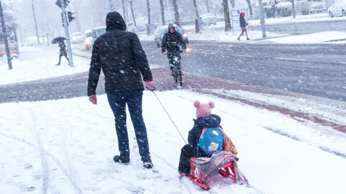 Wetter: Winterwetter Ende März: In Hamburg reichte der Schnee am Donnerstag sogar zum Schlittenfahren.