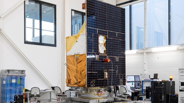 Raumfahrt: Sieht hier ein bisschen hausgemacht aus, enthält aber neueste Technik: den neuen deutschen Hyperspektralsatelliten "Enmap".