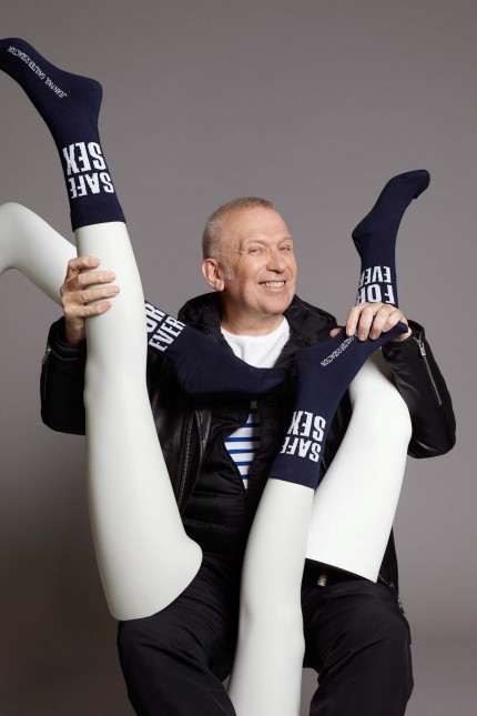 Haben und Sein: Hilfe im Kampf gegen Aids: Jean Paul Gaultier mit seinen "Safe Sex Forever"-Socken.