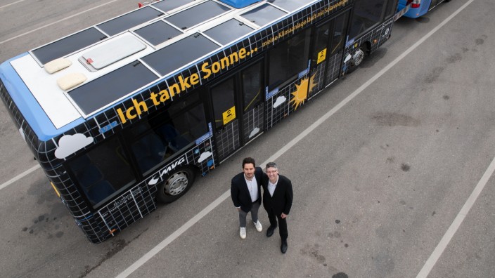 Solarzellen auf zwölf Quadratmetern: Buszug mit Kraftwerk auf dem Dach: Die MVG und Sono Motors - hier Sono-Motors-Chef Laurin Hahn (links) mit seinem Chefentwickler Mathieu Baudrit - starten den Probebetrieb.