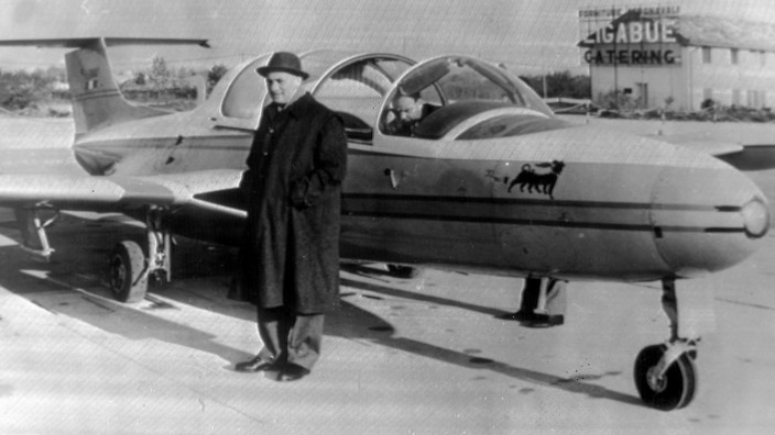 Dem Geheimnis auf der Spur: Enrico Mattei vor seinem Privatflugzeug. Im Oktober 1962 stürzte er damit ab.