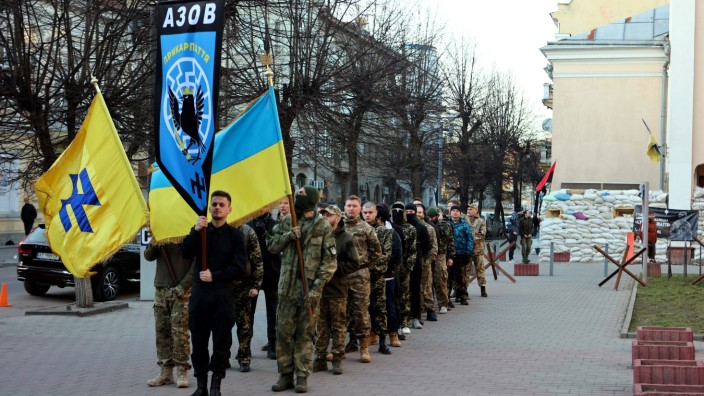 Asow-Regiment: Das Asow-Regiment zeigt offen eine nationale Symbolik, hier schwören Mitglieder in Iwano-Frankiwsk dem ukrainischen Volk die Treue.