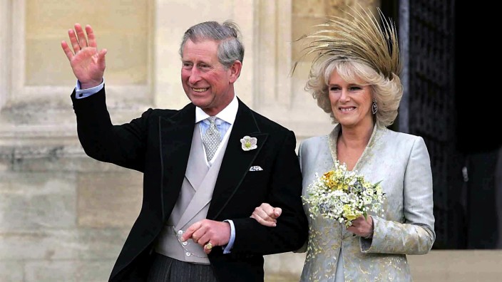 Aprilscherze: Prinz Charles und Camilla Herzogin von Cornwall nach ihrer Trauung in Schloss Windsor.