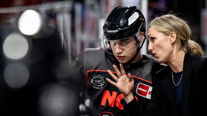 Eishockey: Die erste Frau im Trainerstab des deutschen Eishockey-Nationalteams: Jessica Campbell hat bereits Söderholms Co-Trainer Tom Rowe in Nürnberg assistiert.