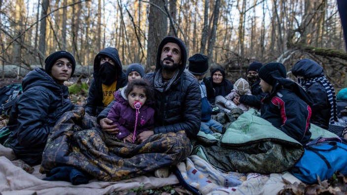 Polen: Während Flüchtlinge an der ukrainischen Grenze in Polen offen aufgenommen werden, sterben Flüchtlinge an der belarussischen Grenze im Wald