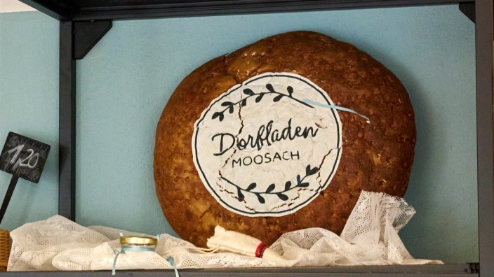 Einkaufen: Im Moosacher Dorfladen wird auf jedes Detail geachtet, zum Beispiel gibt es hier auch Brot mit dem passenden Logo zu kaufen.