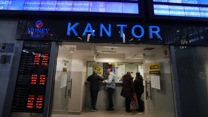 Devisen-Umtausch: Ukrainische Flüchtlinge wechseln Geld im Warschauer Hauptbahnhof: Bisher gibt es nur in Polen eine Umtauschlösung.