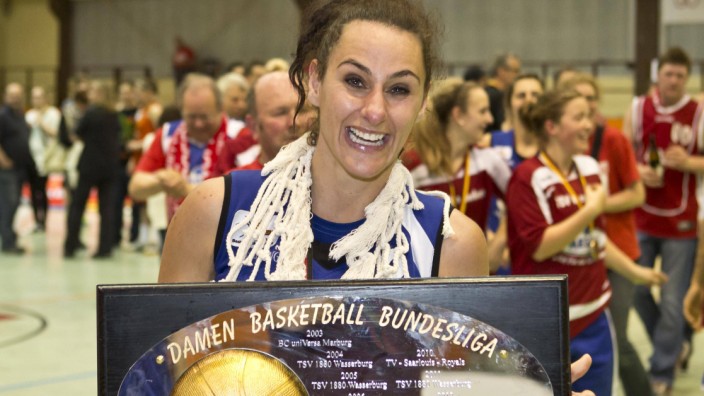 Basketball: Vergangene Zeiten des Wasserburger Erfolgs: Rebecca Thoresen, heute Trainerin, im Jahr 2013 mit der Meisterschale.