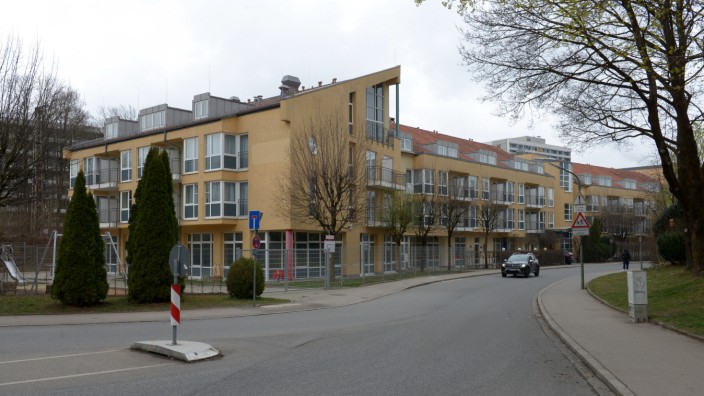 Flüchtlingspolitik in München: Platz für bis zu 340 Menschen: Die Regierung von Oberbayern hat nahe dem S-Bahnhof Johanneskirchen eine neue Anker-Dependance eröffnet.