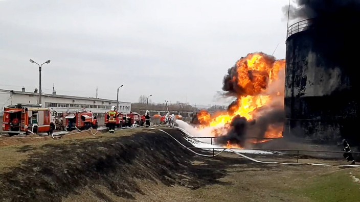 Militärische Lage: Löscharbeiten an dem Öldepot im russischen Belgorod, das angeblich von ukrainischen Militärhubschraubern beschossen wurde.