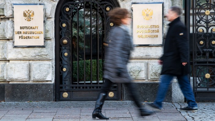 Diplomatie: Passanten gehen an der russischen Botschaft in Berlin-Mitte vorbei.