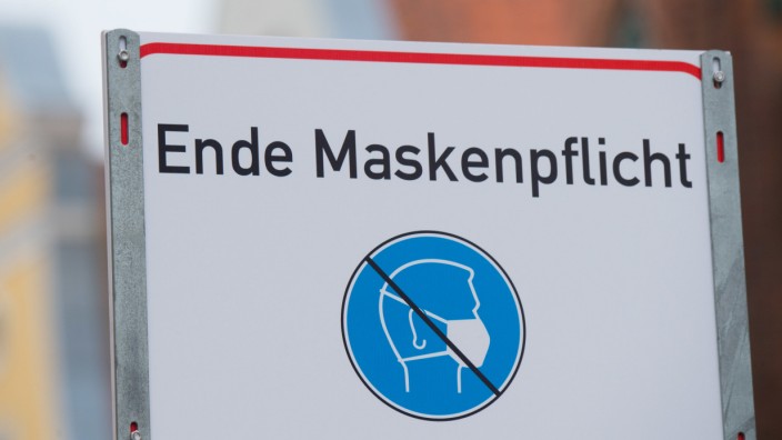 Ende der Corona-Maßnahmen: "Ende Maskenpflicht" steht auf einem Schild in Stralsund. Bislang galt in vielen Innenstädten Maskenpflicht an zentralen Orten.