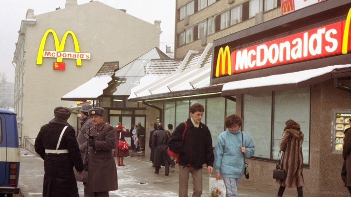 Deglobalisierung: Schon wieder vorbei? Die erste McDonald's-Filiale Moskaus am Puschkin-Platz am 30. Januar 1990, dem Tag vor der Eröffnung.