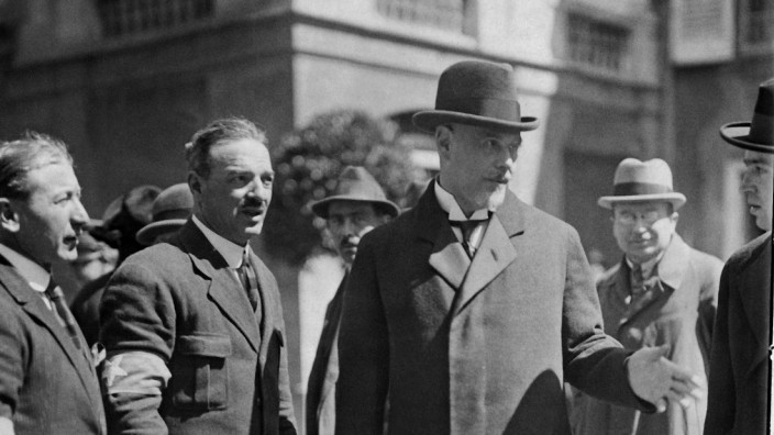 Außenminister Walther Rathenau (1867 bis 1922) auf dem Weg zur Weltwirtschaftskonferenz in Genua.